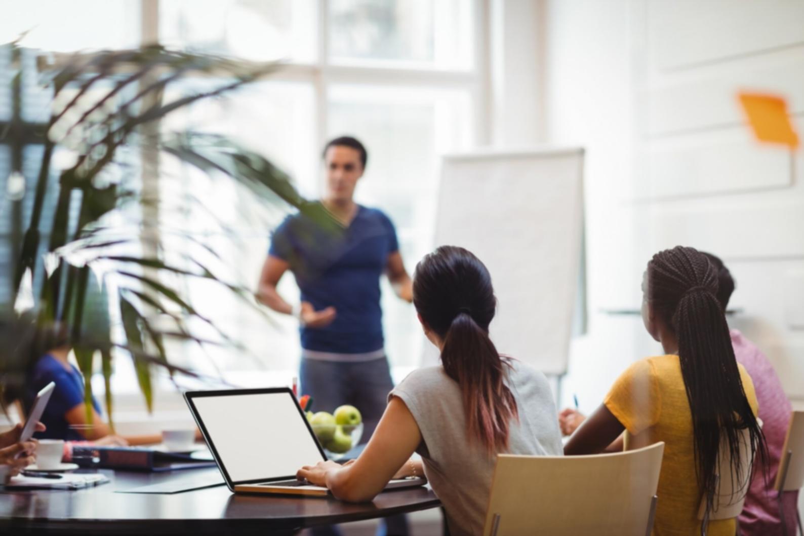Equipo colaborando en análisis financiero